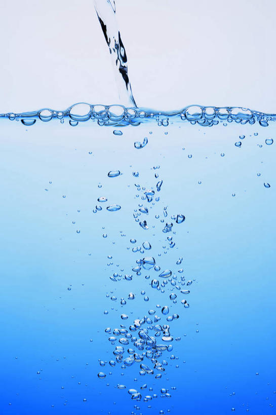 无人,竖图,俯视,室内,特写,白天,水,阴影,波纹,蓝色背景,朦胧,模糊,天然,透明,光线,液体,影子,墙,气泡,水滴,涟漪,漩涡,水泡,墙壁,墙面,水珠,蓝色,水纹,自然,泡泡,摄影,影棚,圆弧,理智,沉静,冷色,高深,冷淡,彩图,高角度拍摄,影棚拍摄,拍摄