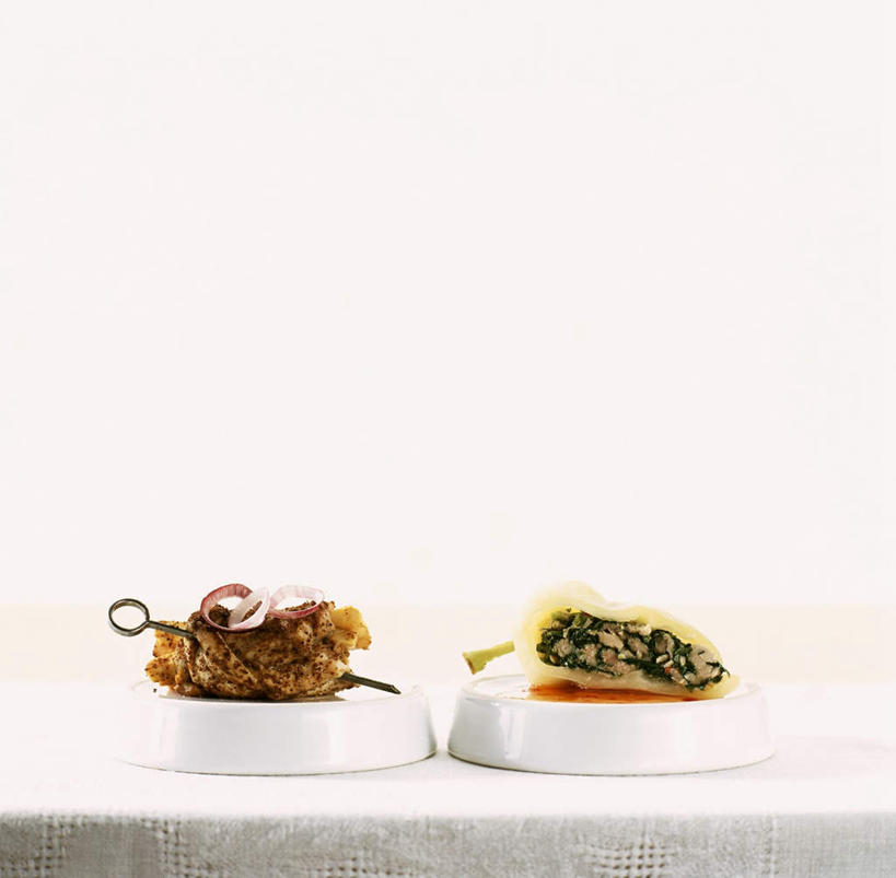 无人,横图,俯视,室内,特写,白天,白色背景,烧烤,桌面,桌子,辣椒,蔬菜,洋葱,餐具,金属制品,阴影,朦胧,模糊,新鲜,光线,金属,木制,布料,碟子,盘,影子,鸡肉,肉,食品,布纹,肉类,竹签,桌布,食物,盘子,餐巾,木制品,碟,台布,摄影,有机食品,绿色食品,影棚,肉食,彩椒,辣角,红海椒,大椒,辣虎,广椒,取食签,肉卷,圆葱,洋葱头,甜椒,柿子椒,球葱,辣子,海椒,番椒,灯笼椒,彩图,高角度拍摄,影棚拍摄,拍摄