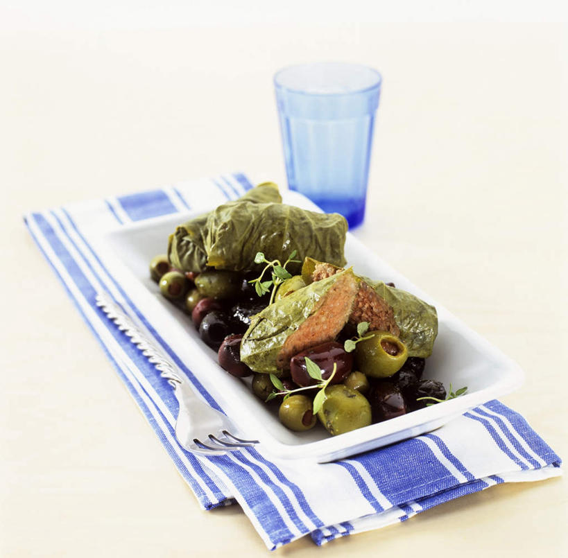 无人,横图,俯视,室内,特写,白天,白色背景,烹饪,西餐,桌面,桌子,橄榄,杯子,餐具,阴影,朦胧,模糊,光线,木制,布料,叉子,影子,肉,料理,食品,布纹,羊肉,菜肴,美食,肉类,玻璃制品,桌布,食物,餐巾,木制品,水杯,台布,西式,摄影,佳肴,影棚,黑橄榄,葡萄叶,肉食,乌橄榄,餐叉,乌榄,油橄榄,玻璃杯,进餐用具,青果,白榄,彩图,高角度拍摄,影棚拍摄,拍摄