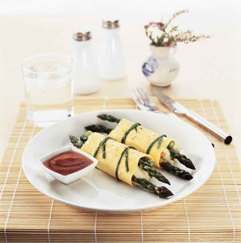 无人,竖图,俯视,室内,特写,白天,芦笋,蔬菜,杯子,餐具,阴影,竹制,朦胧,模糊,新鲜,光线,叉子,刀叉,刀子,碟子,盘,席子,影子,调料,酱料,酱汁,佐料,食品,调味品,调味料,调料瓶,酱,玻璃制品,食物,盘子,水杯,碟,有机食品,绿色食品,竹制品,餐刀,餐叉,肉卷,玻璃杯,进餐用具,猪尾巴,药鸡豆子,石刁柏,蚂蚁杆,龙须菜,狼尾巴根,彩图,高角度拍摄