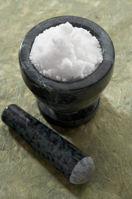 无人,竖图,俯视,室内,特写,白天,实验,仪器,桌面,桌子,樟树,一堆,许多,阴影,堆叠,堆积,研究,分析,光线,化学,木制,粉末,影子,很多,白色,木制品,粉,器皿,堆,研磨,研杵,实验用品,研钵,粉状,粉剂,番樟,芳樟树,潮脑,臭珠,韶脑,樟脑,樟脑丸,香樟,木樟,彩图,高角度拍摄