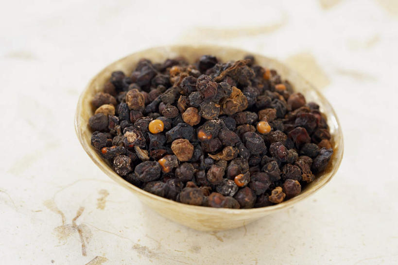 无人,横图,俯视,室内,特写,白天,植物,桌面,桌子,一堆,许多,阴影,堆叠,堆积,光线,木制,影子,陶瓷,草药,药草,陶瓷制品,很多,中药,一个,木制品,容器,碗,单个,储藏,堆,储存,药材,中草药,中药材,本草,北五味子,秤砣子,五味子,彩图,高角度拍摄,贮存