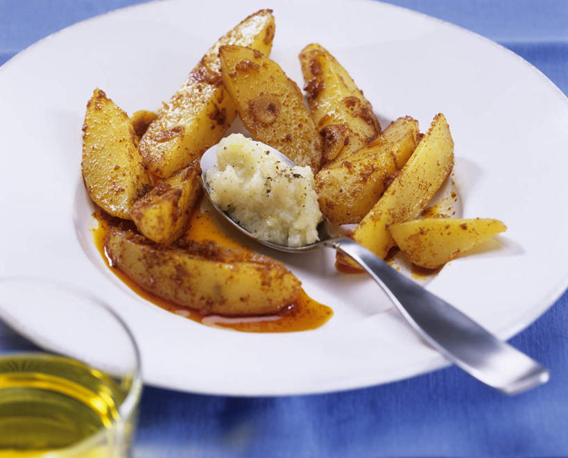 啤酒,无人,横图,俯视,室内,特写,白天,白色背景,烧烤,土豆,杯子,餐具,许多,阴影,条状,光线,碟子,盘,影子,勺子,酒类,很多,玻璃制品,酒,饮料,盘子,水杯,调羹,碟,汤匙,摄影,影棚,馍馍蛋,玻璃杯,洋芋,山药蛋,马铃薯,彩图,高角度拍摄,影棚拍摄,拍摄