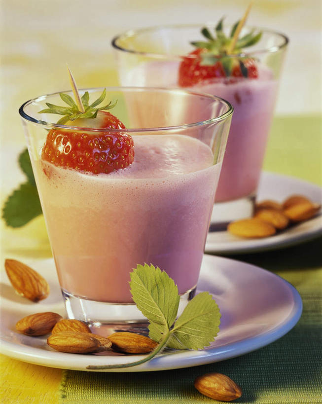 果汁,无人,竖图,俯视,室内,特写,白天,植物,桌面,桌子,草莓,浆果,杏仁,杯子,餐具,叶子,许多,阴影,光线,木制,碟子,盘,纹理,影子,坚果,果实,绿叶,饮品,很多,玻璃制品,饮料,绿色,盘子,木制品,水杯,碟,干果,嫩叶,可口,奶昔,肌理,适口,果露,叶,叶片,叶脉,玻璃杯,杏子,杏梅仁,杏核仁,木落子,苦杏仁,洋莓,水果皇后,红莓,地莓,彩图,高角度拍摄