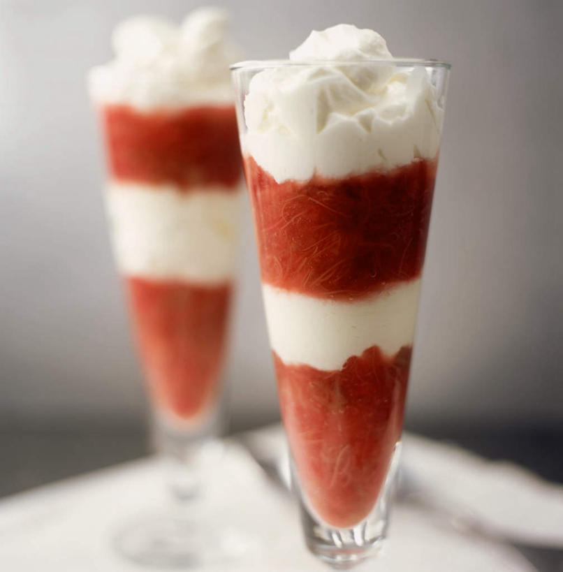 无人,竖图,俯视,室内,特写,白天,餐桌,桌子,草莓,浆果,杯子,阴影,朦胧,模糊,光线,影子,墙,冰激凌,清凉,墙壁,墙面,玻璃制品,两个,红色,灰色,水杯,冷饮,舒服,冰淇淋,餐台,解暑,解渴,雪糕,舒爽,冰糕,消暑,玻璃杯,洋莓,水果皇后,红莓,地莓,彩图,高角度拍摄