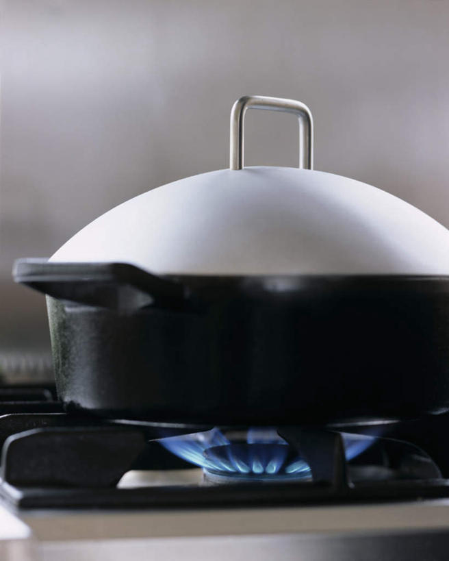 无人,竖图,俯视,室内,特写,白天,烹饪,热情,桌面,桌子,厨具,火,金属制品,阴影,光线,金属,木制,盖子,锅子,火焰,影子,锅盖,燃烧,锅,一个,木制品,单个,锅具,灶具,燃气灶,烹饪用具,燃气具,烹调用具,烹调,彩图,高角度拍摄