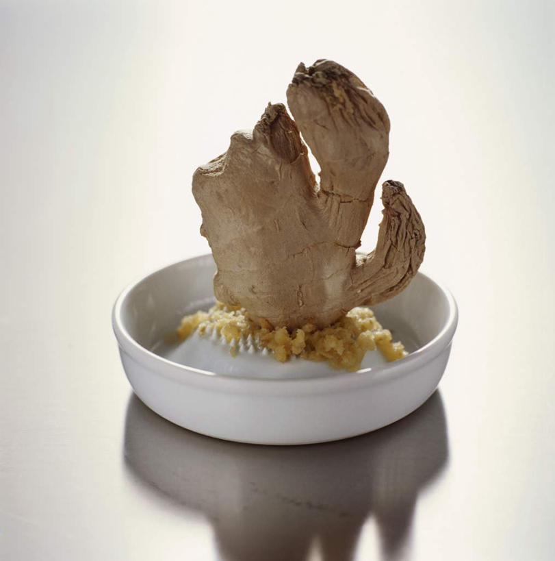 无人,竖图,俯视,室内,特写,白天,白色背景,姜,阴影,光线,刨丝器,影子,陶瓷,陶瓷制品,一个,黄色,摄影,影棚,单个,止咳,止痛,解毒,发汗,温肺,温胃,行气,止呕,百辣云,生姜,老姜,彩图,高角度拍摄,影棚拍摄,拍摄,散寒