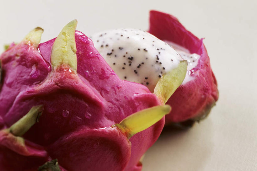 无人,横图,俯视,室内,特写,白天,白色背景,餐桌,桌子,水果,阴影,朦胧,模糊,新鲜,光线,影子,生食,食品,果实,火龙果,食物,一个,拨开,青龙果,摄影,有机食品,绿色食品,影棚,单个,餐台,彩图,高角度拍摄,影棚拍摄,拍摄