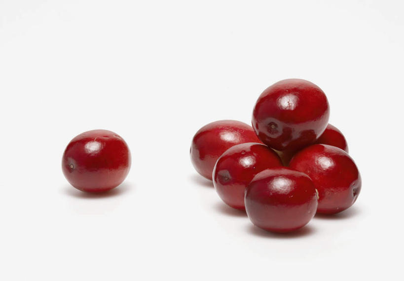 无人,横图,俯视,室内,特写,白天,白色背景,桌面,桌子,浆果,水果,阴影,新鲜,光线,木制,影子,生食,食品,果实,食物,红色,木制品,摄影,有机食品,绿色食品,影棚,曼越桔,蔓越橘,小红莓,酸莓,彩图,高角度拍摄,影棚拍摄,拍摄