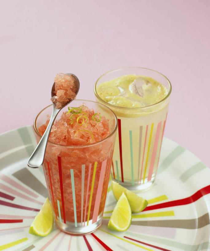 无人,竖图,俯视,室内,特写,白天,梨,西瓜,杯子,餐具,水果,阴影,粉色背景,新鲜,光线,碟子,盘,影子,勺子,生食,食品,果实,冰沙,玻璃制品,食物,黄色,红色,盘子,水杯,调羹,碟,汤匙,四个,香梨,摄影,有机食品,绿色食品,影棚,酸橙,代代,果露,玻璃杯,生梨,寒瓜,橙子,橙,彩图,高角度拍摄,影棚拍摄,拍摄