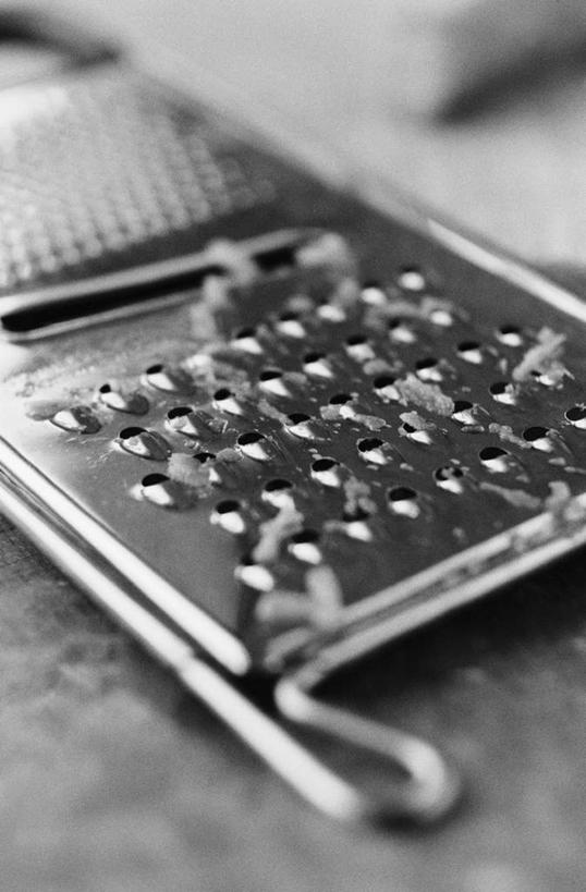 无人,竖图,俯视,黑白,室内,特写,白天,餐桌,桌子,静物,金属制品,阴影,朦胧,模糊,光线,金属,刨丝器,影子,一个,单个,餐台,高角度拍摄