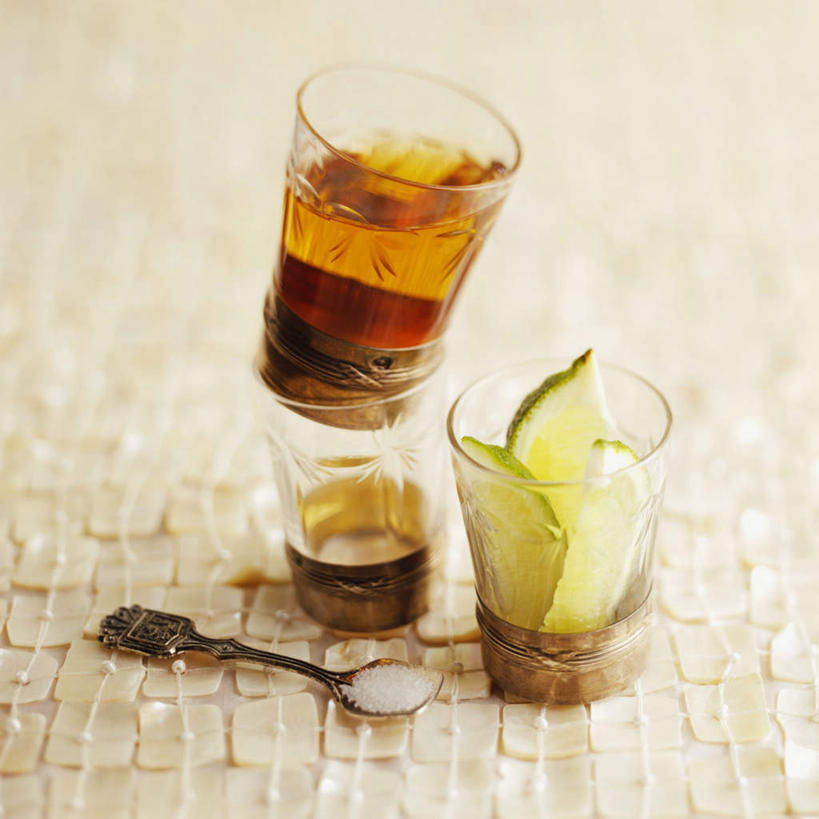 无人,方图,俯视,室内,特写,白天,餐桌,桌子,柠檬,杯子,水果,切开,阴影,朦胧,模糊,新鲜,光线,影子,勺子,调料,生食,盐,食品,果实,酒类,调味品,调味料,文化,食盐,玻璃制品,酒,食物,饮料,水杯,调羹,汤匙,鸡尾酒,切,四个,调酒,有机食品,绿色食品,餐台,创造,剖面,想象,切面,特其拉日出,特其拉日出鸡尾酒,玻璃杯,益母果,柠果,彩图,高角度拍摄