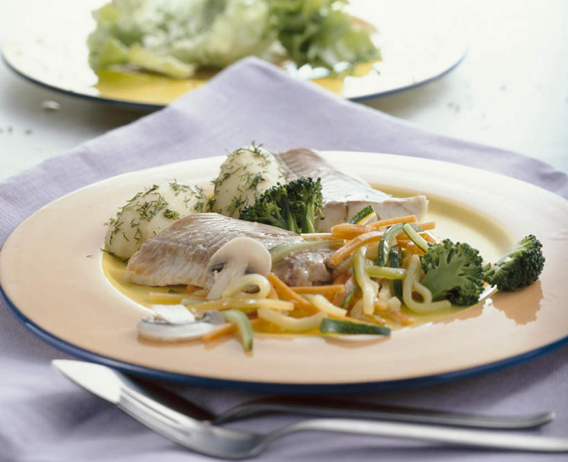 海鲜,无人,横图,俯视,室内,特写,白天,白色背景,烹饪,西餐,蔬菜,土豆,餐具,阴影,新鲜,反射,鱼,布料,叉子,碟子,盘,影子,勺子,花菜,花椰菜,菌菇,蘑菇,西兰花,肉,鱼肉,料理,食品,菌类,布纹,水产,菜肴,美食,肉类,鱼类,海洋生物,桌布,食物,两个,盘子,餐巾,调羹,碟,台布,汤匙,食用菌,西式,摄影,佳肴,有机食品,绿色食品,影棚,水生动物,海产品,水生物,肉食,海底动物,鳕鱼,餐叉,莳萝,馍馍蛋,洋茴香,土茴香,鳘鱼,大西洋真鳕,真鳕,进餐用具,洋芋,山药蛋,马铃薯,彩图,高角度拍摄,影棚拍摄,拍摄