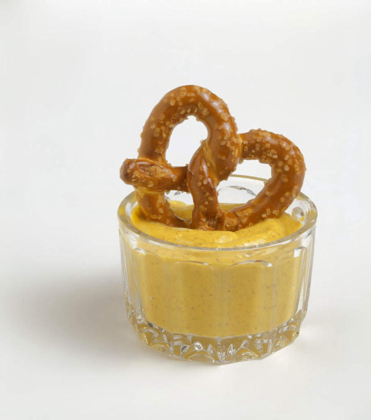 点心,芥末,无人,竖图,俯视,室内,特写,白天,白色背景,玻璃,阴影,反射,影子,调料,酱料,酱汁,佐料,食品,调味品,调味料,酱,玻璃制品,食物,一个,黄色,容器,碗,饼干,零食,摄影,影棚,单个,储藏,储存,椒盐,山葵,泽山葵,溪山葵,芥子末,山嵛菜,芥辣粉,哇沙比,辣根,彩图,高角度拍摄,影棚拍摄,拍摄,贮存