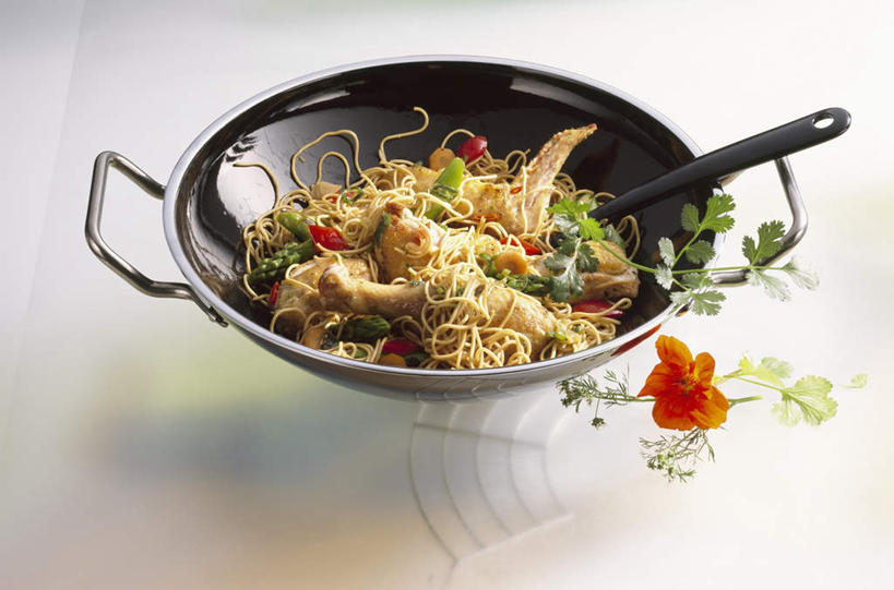 面食,面条,无人,横图,俯视,室内,特写,白天,烹饪,西餐,餐桌,桌子,鸟,辣椒,蔬菜,厨具,金属制品,许多,阴影,朦胧,模糊,新鲜,盛开,反射,金属,鸟类,铲子,锅子,影子,鸡肉,面,肉,料理,食品,花蕾,锅,菜肴,美食,肉类,花,花瓣,花朵,鲜花,食物,一朵,一个,花苞,花蕊,西式,佳肴,有机食品,绿色食品,单个,餐台,锅具,肉食,彩椒,烹饪用具,辣角,红海椒,大椒,辣虎,广椒,珍珠鸡,鹫珠鸡,烹调用具,甜椒,柿子椒,辣子,海椒,番椒,灯笼椒,烹调,彩图,高角度拍摄