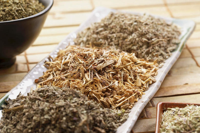 无人,横图,俯视,室内,特写,白天,植物,餐桌,桌子,当归,餐具,一堆,许多,阴影,堆叠,堆积,朦胧,模糊,反射,碟子,盘,影子,陶瓷,根,草药,药草,陶瓷制品,很多,中药,三个,盘子,容器,碟,碗,餐台,储藏,堆,储存,药材,中草药,中药材,本草,云归,西当归,秦归,岷当归,彩图,高角度拍摄,贮存