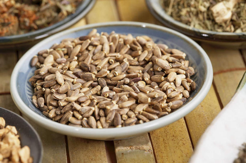 无人,横图,俯视,室内,特写,白天,植物,餐桌,桌子,餐具,一堆,许多,阴影,堆叠,堆积,朦胧,模糊,反射,碟子,盘,影子,草药,药草,中药,排列,盘子,碟,四个,餐台,堆,药材,中草药,中药材,本草,摆列,水飞蓟,奶蓟,乳荆,彩图,高角度拍摄,布列,分列