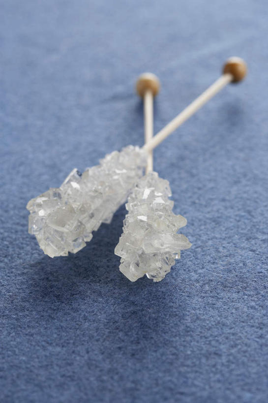 无人,竖图,俯视,室内,特写,白天,餐桌,桌子,阴影,朦胧,模糊,反射,影子,食品,糖,糖果,甜点,甜品,食物,两个,甜食,摄影,影棚,餐台,冰糖,硬糖,彩图,高角度拍摄,影棚拍摄,拍摄