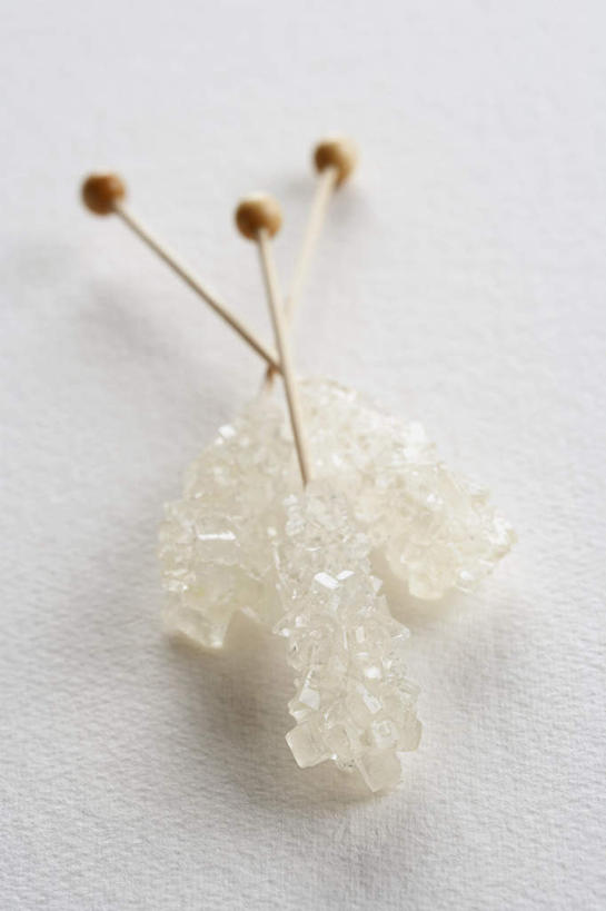 无人,竖图,俯视,室内,特写,白天,白色背景,餐桌,桌子,阴影,朦胧,模糊,反射,影子,食品,糖,糖果,甜点,甜品,食物,三个,甜食,摄影,影棚,餐台,冰糖,硬糖,彩图,高角度拍摄,影棚拍摄,拍摄