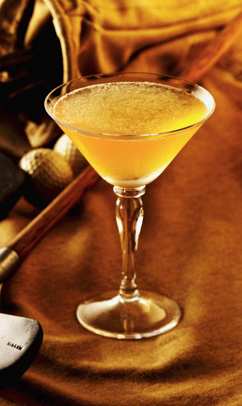 无人,竖图,俯视,室外,特写,白天,餐桌,桌子,杯子,阴影,光线,高脚杯,影子,酒类,玻璃制品,酒,饮料,一个,酒杯,杜松子酒,单个,餐台,金酒,鸡尾酒杯,烈酒,琴酒,玻璃杯,彩图,高角度拍摄