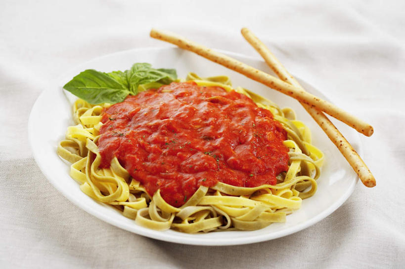 点心,面包,意大利面,无人,横图,俯视,室内,特写,白天,白色背景,烹饪,西餐,植物,餐具,叶子,两根,阴影,光线,碟子,盘,纹理,影子,调料,酱料,酱汁,佐料,料理,食品,面点,绿叶,调味品,调味料,酱,菜肴,美食,食物,糕点,绿色,盘子,碟,嫩叶,番茄沙司,西式,佳肴,肌理,叶,叶片,叶脉,彩图,高角度拍摄,影棚拍摄