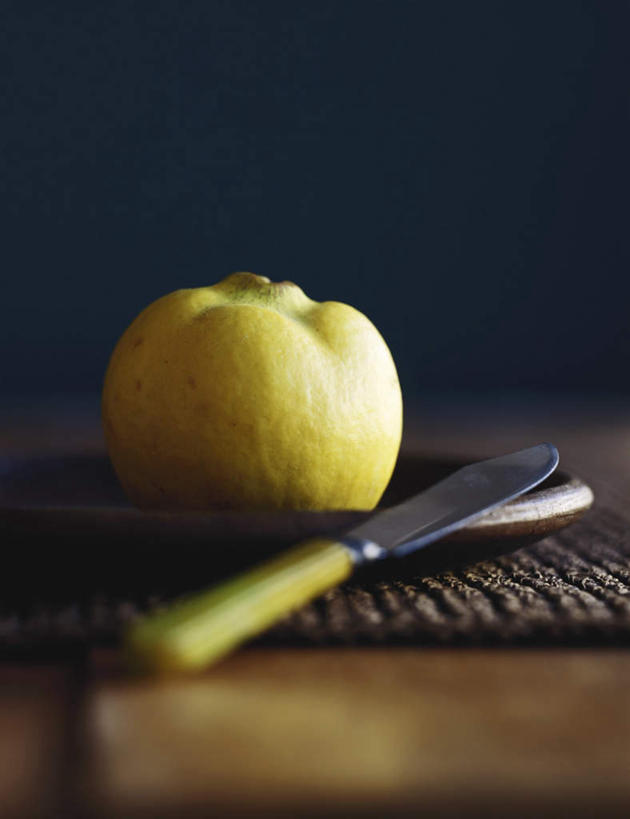 无人,竖图,俯视,室内,特写,白天,餐桌,桌子,餐具,水果,阴影,新鲜,光线,木制,碟子,工具,盘,影子,生食,食品,海棠,果实,案板,刀具,砧板,食物,盘子,木制品,碟,刀,有机食品,绿色食品,餐台,餐刀,倭海棠,贴梗海棠,铁脚海棠,皱皮木瓜,和园子,日本贴梗海棠,日本木瓜,彩图,高角度拍摄,影棚拍摄