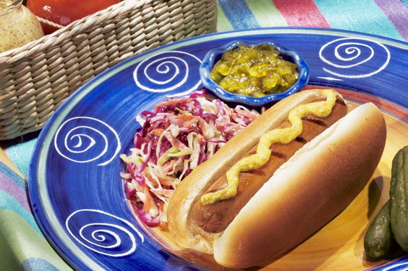 点心,面包,芥末,无人,交叉,横图,俯视,室内,特写,白天,烹饪,西餐,餐桌,桌子,竹子,蔬菜,椰菜,卷心菜,餐具,阴影,竹制,新鲜,编织,光线,布料,碟子,篮子,盘,影子,肉,生食,蔬菜沙拉,香肠,沙拉,料理,食品,面点,腊肠,热狗,布纹,色拉,猪肉,沙律,菜肴,美食,肉类,桌布,食物,糕点,一个,盘子,餐巾,竹篮,碟,台布,快餐,甘蓝,西式,佳肴,有机食品,绿色食品,单个,餐台,色拉酱,竹条,交织,竹制品,千岛酱,肉食,西式快餐,垃圾食品,山葵,豚肉,泽山葵,溪山葵,芥子末,山嵛菜,芥辣粉,哇沙比,辣根,穿插,结球甘蓝,甘兰,包心菜,彩图,高角度拍摄