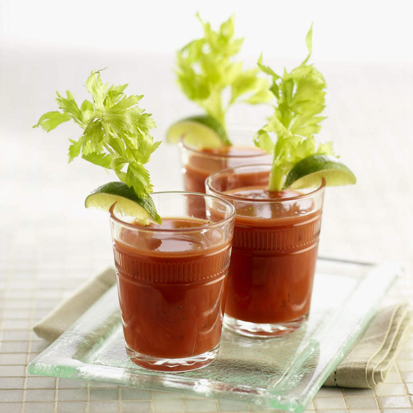 无人,方图,俯视,室内,特写,白天,餐桌,桌子,芹菜,蔬菜,西红柿,杯子,餐具,叶子,阴影,朦胧,模糊,新鲜,装饰,光线,碟子,盘,影子,食品,绿叶,酒类,两杯,文化,玻璃制品,酒,食物,饮料,三个,盘子,水杯,碟,鸡尾酒,嫩叶,调酒,有机食品,绿色食品,餐台,华丽,修饰,点缀,创造,想象,衬托,美观,雅致,雅观,血腥玛丽,血腥玛丽鸡尾酒,叶,叶片,玻璃杯,药芹,水芹,旱芹,番茄,彩图,高角度拍摄