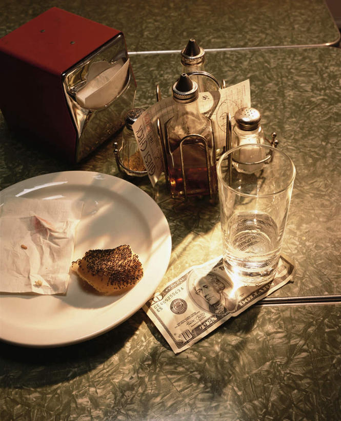 点心,面包,葡萄酒,无人,竖图,俯视,室内,特写,白天,钱,美元,餐桌,桌子,杯子,餐具,阴影,光线,布料,碟子,罐子,盘,钱币,影子,调料,盐,食品,面点,酒类,调味品,美金,调味料,布纹,食盐,玻璃制品,酒,酒瓶,桌布,食物,糕点,饮料,一个,盘子,玻璃瓶,餐巾,瓶子,水杯,碟,台布,钞票,金融,纸币,经济,单个,餐台,流通,纸钞,贸易,椒盐,货币,现金,玻璃杯,彩图,高角度拍摄