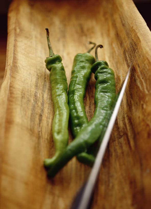 无人,竖图,俯视,室内,特写,白天,蔬菜,金属制品,一排,阴影,新鲜,整齐,光线,金属,工具,木板,影子,青椒,食品,刀具,食物,排列,三个,一个,刀,有机食品,绿色食品,单个,队列,菜刀,大椒,菜椒,切菜刀,甜椒,柿子椒,灯笼椒,彩图,高角度拍摄