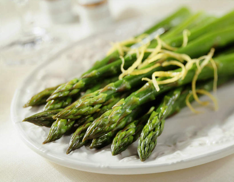 无人,横图,俯视,室内,特写,白天,柠檬,芦笋,蔬菜,餐具,水果,一把,阴影,条状,朦胧,模糊,新鲜,光线,碟子,盘,影子,灯光,生食,食品,果实,食物,盘子,碟,有机食品,绿色食品,益母果,柠果,猪尾巴,药鸡豆子,石刁柏,蚂蚁杆,龙须菜,狼尾巴根,彩图,高角度拍摄