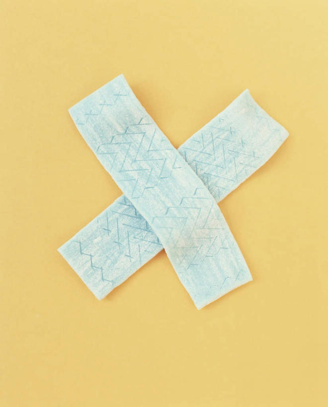 无人,竖图,俯视,室内,特写,白天,桌面,桌子,两片,阴影,黄色背景,光线,木制,影子,食品,糖,糖果,甜点,甜品,软糖,食物,木制品,甜食,摄影,影棚,口香糖,彩图,高角度拍摄,影棚拍摄,拍摄