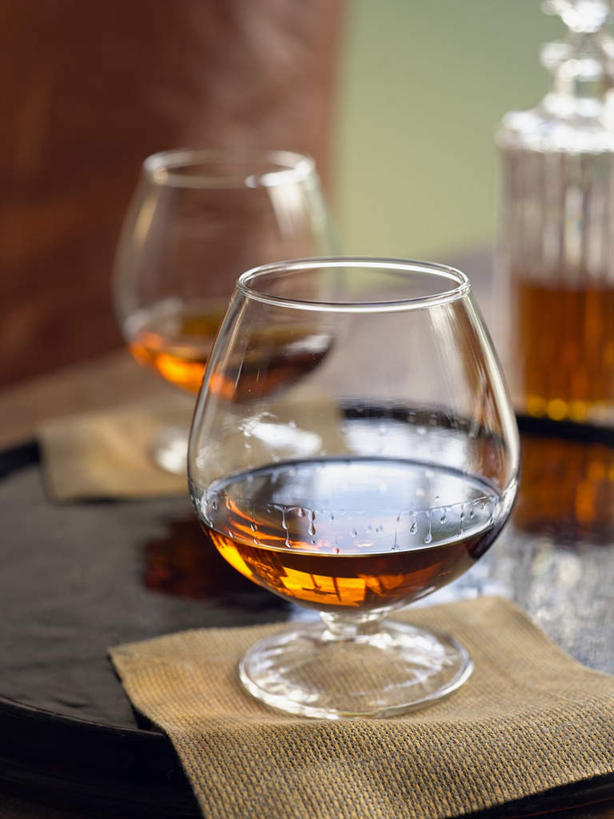 无人,竖图,俯视,室内,特写,白天,桌面,桌子,杯子,阴影,花纹,光线,木制,布,高脚杯,图案,影子,红酒杯,白兰地,酒类,布纹,玻璃制品,酒,酒瓶,饮料,玻璃瓶,酒杯,木制品,瓶子,布匹,蒸馏酒,烈酒,玻璃杯,彩图,高角度拍摄