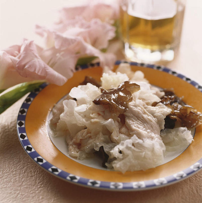 无人,竖图,俯视,室内,特写,白天,烹饪,中餐,餐桌,桌子,蔬菜,杯子,餐具,阴影,朦胧,模糊,新鲜,装饰,盛开,光线,碟子,盘,影子,菌菇,鸡肉,肉,料理,食品,菌类,花蕾,木耳,菜肴,美食,肉类,玻璃制品,花,花瓣,花朵,鲜花,食物,两个,盘子,水杯,碟,花苞,花蕊,中式,食用菌,佳肴,有机食品,绿色食品,餐台,华丽,修饰,点缀,白木耳,黑木耳,银耳,肉食,衬托,美观,雅致,雅观,雪耳,白耳,光木耳,玻璃杯,彩图,高角度拍摄