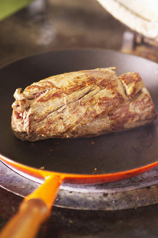 无人,竖图,俯视,室内,特写,白天,烹饪,厨具,金属制品,阴影,光线,金属,锅子,炉子,影子,肉,牛肉,锅,肉类,一个,单个,锅具,肉食,烹饪用具,烹调用具,烹调,彩图,高角度拍摄