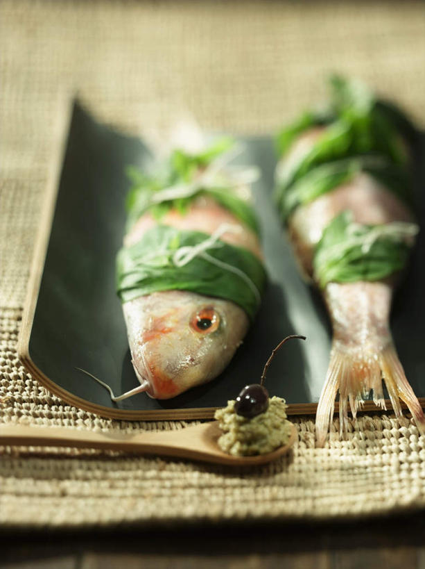 无人,竖图,俯视,室内,特写,白天,植物,餐桌,桌子,蔬菜,叶子,两条,一排,阴影,朦胧,模糊,新鲜,整齐,光线,布料,影子,勺子,调料,酱料,酱汁,香料,佐料,食品,绿叶,草药,鲣鱼,调味品,调味料,布纹,酱,中药,桌布,食物,排列,餐巾,调羹,台布,汤匙,香草,嫩叶,有机食品,绿色食品,餐台,罗勒,队列,紫苏,药材,中草药,九层塔,圣约瑟夫草,甜罗勒,兰香,中药材,本草,小金枪鱼,炸弹鱼,柴鱼,鲣节,叶,叶片,彩图,高角度拍摄