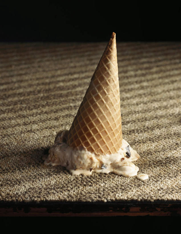 无人,竖图,俯视,室内,特写,白天,餐桌,桌子,阴影,朦胧,模糊,光线,影子,冰激凌,清凉,冷饮,舒服,冰淇淋,餐台,解暑,解渴,掉落,雪糕,华夫饼,舒爽,格子饼,华夫,格仔饼,压花蛋饼,冰糕,消暑,彩图,高角度拍摄
