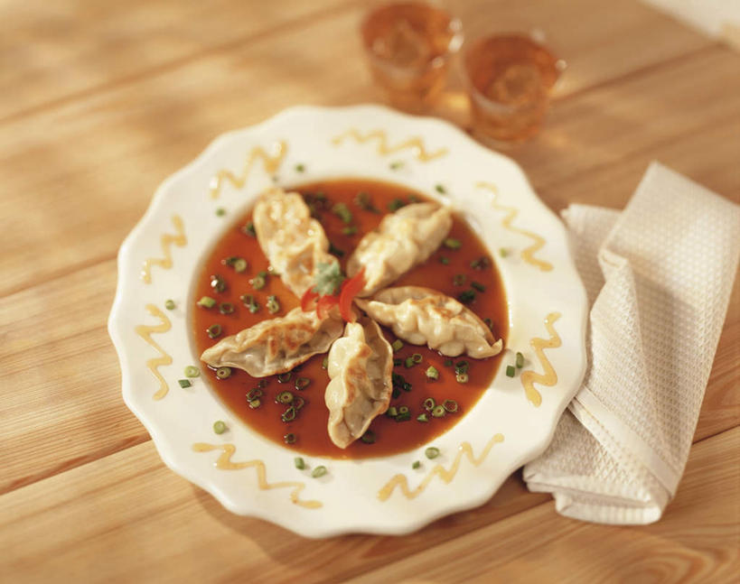 面食,无人,横图,俯视,室内,特写,白天,中餐,幸福,餐桌,茶,桌子,蔬菜,洋葱,杯子,餐具,五个,许多,阴影,朦胧,模糊,新鲜,环绕,围绕,光线,布料,碟子,盘,影子,葱,青葱,调料,酱料,酱汁,佐料,茶叶,料理,食品,饺子,面点,调味品,调味料,布纹,环抱,娱乐,酱,小吃,玻璃制品,桌布,食物,两个,一个,白色,盘子,餐巾,水杯,碟,台布,享受,休闲,温馨,中式,放松,乐趣,有机食品,绿色食品,单个,餐台,提神,舒适,醒脑,水饺,萦绕,玻璃杯,圆葱,洋葱头,球葱,彩图,高角度拍摄