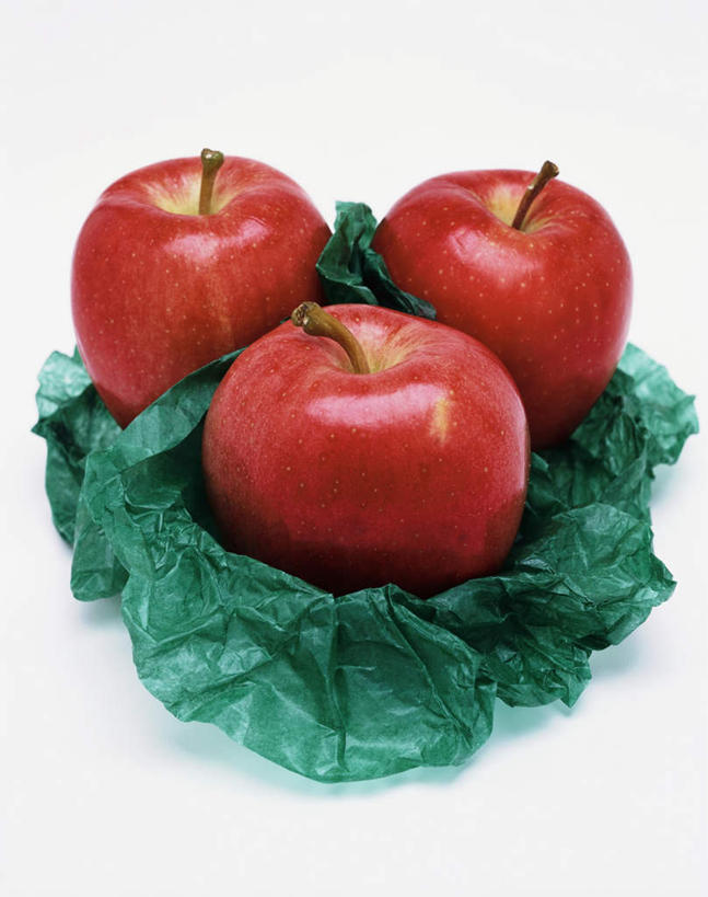 无人,竖图,俯视,室内,特写,白天,白色背景,桌面,桌子,苹果,水果,阴影,新鲜,光线,木制,包装,包装纸,影子,纸,生食,食品,果实,纸张,蛇果,食物,三个,红色,木制品,摄影,有机食品,绿色食品,影棚,包装材料,牛皮纸,红元帅,彩图,高角度拍摄,影棚拍摄,拍摄