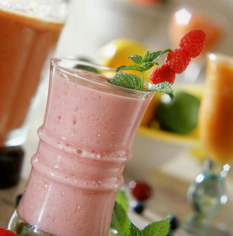 无人,竖图,俯视,室内,特写,白天,水,餐桌,桌子,浆果,杯子,水果,叶子,阴影,朦胧,模糊,新鲜,装饰,光线,液体,影子,水滴,桑葚,桑椹,生食,薄荷,食品,果实,绿叶,银丹草,玻璃制品,食物,两个,粉色,水杯,覆盆子,嫩叶,有机食品,绿色食品,餐台,华丽,修饰,点缀,衬托,美观,雅致,雅观,斑叶凤梨薄荷,夜息香,胡椒薄荷,熊果,熊梅,熊葡萄,果露,叶,叶片,玻璃杯,彩图,高角度拍摄