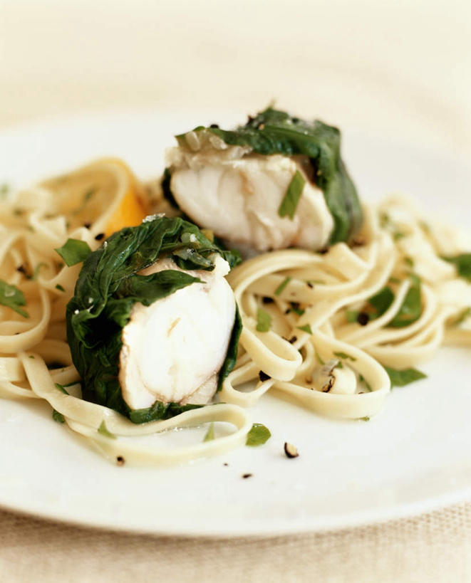 面食,面条,意大利面,无人,竖图,俯视,室内,特写,白天,西餐,餐桌,桌子,菠菜,蔬菜,叶子,阴影,朦胧,模糊,新鲜,光线,鱼,布料,影子,面,肉,鱼肉,料理,食品,绿叶,布纹,肉类,鱼类,海洋生物,桌布,食物,一个,白色,餐巾,台布,嫩叶,西式,有机食品,绿色食品,单个,餐台,水生动物,水生物,肉食,海底动物,安康鱼,蛤蟆鱼,老头鱼,结巴鱼,丑婆,鮟鱇,鮟鱇鱼,哈蟆鱼,海哈蟆,琵琶鱼,深海鮟鱇,深海鮟鱇鱼,深海钓鱼者,叶,叶片,鹦鹉菜,鼠根菜,角菜,红嘴绿鹦哥,赤根菜,菠薐菜,波斯草,彩图,高角度拍摄