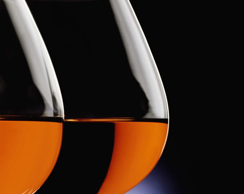 无人,横图,室内,特写,白天,正面,桌面,桌子,杯子,一排,阴影,黑色背景,整齐,光线,木制,高脚杯,影子,红酒杯,白兰地,玻璃制品,排列,两个,酒杯,木制品,摄影,影棚,队列,法国白兰地,干邑白兰地酒,干邑,玻璃杯,彩图,影棚拍摄,拍摄