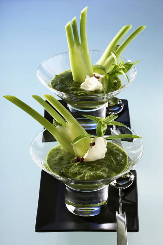 点心,无人,竖图,俯视,室内,特写,白天,桌面,桌子,蔬菜,餐具,叶子,玻璃,一排,阴影,新鲜,整齐,装饰,光线,木制,碟子,盘,影子,勺子,茭白,调味,香料,佐料,食品,甜点,甜品,绿叶,玻璃制品,食物,糕点,排列,两个,盘子,木制品,容器,调羹,碟,汤匙,碗,茴香,甜食,奶油,嫩叶,有机食品,绿色食品,储藏,华丽,修饰,点缀,小茴香,乳制品,储存,队列,怀香,香丝菜,谷茴香,作料,衬托,美观,雅致,雅观,茭瓜,激凌,克林姆,淇淋,出隧,高笋,菰菜,菰蒋子,菰手,菰首,菰笋,茭粑,茭耳菜,茭首,茭笋,绿节,叶,叶片,彩图,高角度拍摄,贮存