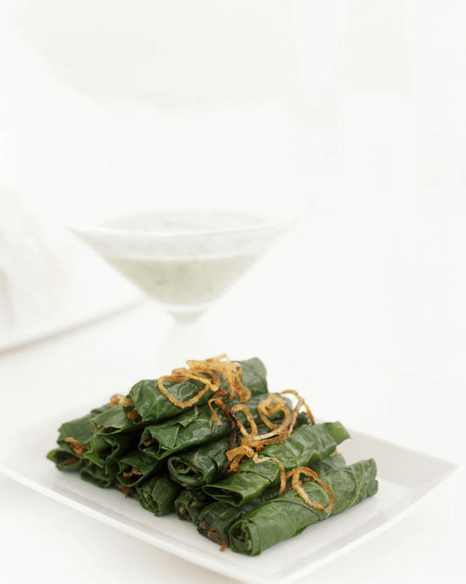 无人,竖图,俯视,室内,特写,白天,白色背景,蔬菜,洋葱,杯子,餐具,叶子,一堆,一排,许多,阴影,堆叠,堆积,新鲜,整齐,光线,碟子,高脚杯,盘,影子,大白菜,食品,绿叶,红酒杯,很多,白菜,蔬菜卷,玻璃制品,食物,排列,绿色,盘子,酒杯,碟,嫩叶,摄影,有机食品,绿色食品,影棚,堆,队列,胶菜,镳菜,叶,叶片,玻璃杯,圆葱,洋葱头,球葱,彩图,高角度拍摄,影棚拍摄,拍摄