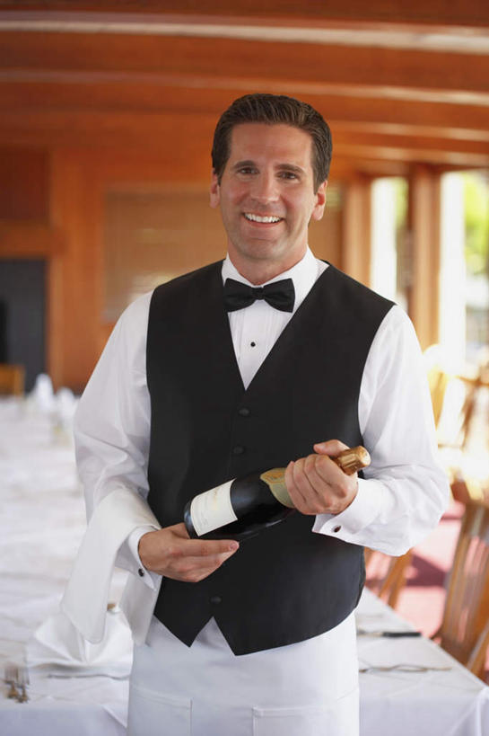 西方人,一个人,服务员,餐厅,站,笑,微笑,露齿笑,竖图,室内,白天,正面,衬衫,西装,餐桌,桌子,餐具,椅子,欧洲,欧洲人,仅一个男性,仅一个人,仅一个中年男性,许多,握,阴影,花纹,套装,正装,朦胧,模糊,光线,布,叉子,刀叉,刀子,碟子,领结,盘,图案,影子,墙,拿,布纹,红酒瓶,拿着,注视,职业装,墙壁,墙面,玻璃制品,酒瓶,一个,盘子,玻璃瓶,瓶子,碟,观察,看,站着,握着,单个,餐台,观看,布匹,察看,关注,餐刀,餐叉,男人,男性,中年男性,白种人,服务生,侍者,进餐用具,站立,半身,彩图,衬衣,餐馆,饭店,饭馆