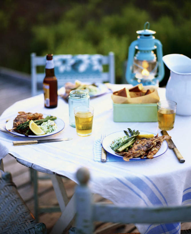 海鲜,蟹,无人,竖图,俯视,室外,白天,草地,草坪,植物,餐桌,桌子,柠檬,芦笋,蔬菜,杯子,餐具,水果,椅子,照明,一堆,许多,阴影,堆积,朦胧,模糊,新鲜,光线,螃蟹,布料,叉子,刀叉,刀子,碟子,盘,影子,灯光,调味,谷类,谷物,香料,佐料,米,布纹,水产,大米,海洋生物,玻璃制品,灯,酒瓶,桌布,草,绿色,盘子,餐巾,瓶子,水杯,灯具,碟,台布,有机食品,绿色食品,餐台,堆,照亮,配料,照明设备,水生动物,餐刀,油灯,海产品,水生物,海底动物,餐叉,作料,玻璃杯,进餐用具,益母果,柠果,猪尾巴,药鸡豆子,石刁柏,蚂蚁杆,龙须菜,狼尾巴根,彩图,高角度拍摄