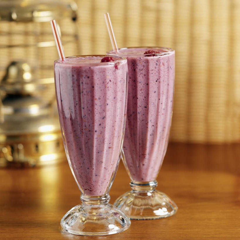 无人,方图,俯视,室内,特写,白天,桌子,浆果,杯子,水果,玻璃,阴影,新鲜,光线,影子,塑料,桑葚,桑椹,生食,食品,果实,茶几,玻璃制品,食物,水杯,塑料制品,吸管,覆盆子,有机食品,绿色食品,空心,奶昔,饮管,果露,玻璃杯,彩图,高角度拍摄,圆柱状