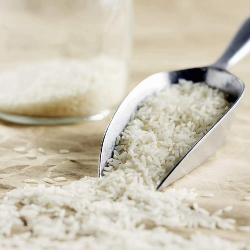 无人,方图,俯视,室内,特写,白天,桌面,桌子,金属制品,一堆,许多,阴影,堆叠,堆积,朦胧,模糊,光线,金属,铲子,罐子,影子,大理石,谷类,谷物,米,很多,大米,玻璃制品,一个,白色,玻璃瓶,瓶子,单个,堆,长粒米,大理石制品,彩图,高角度拍摄