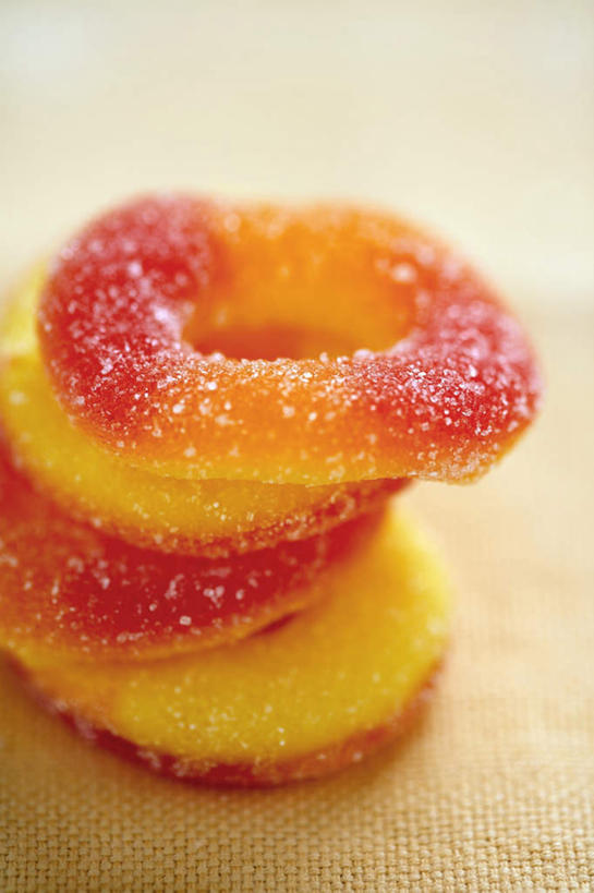 无人,竖图,俯视,室内,特写,白天,桃子,水果,一堆,阴影,堆叠,堆积,新鲜,光线,影子,生食,食品,糖,糖果,甜点,甜品,果实,软糖,橡皮糖,食物,黄色,红色,甜食,四个,有机食品,绿色食品,堆,肺果,彩图,高角度拍摄