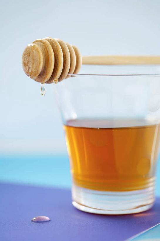 蜂蜜,无人,竖图,俯视,室内,特写,白天,杯子,阴影,光线,木制,影子,玻璃制品,两个,木制品,水杯,搅拌棒,花蜜,止痛,解毒,搅蜜棒,蜂蜜棒,冬酿,石蜜,玻璃杯,彩图,高角度拍摄